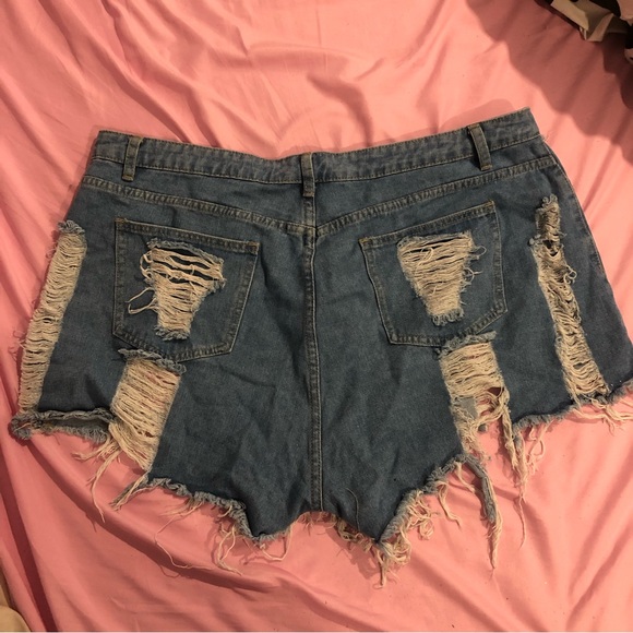 Ripped Jean shorts - Picture 2 of 2
